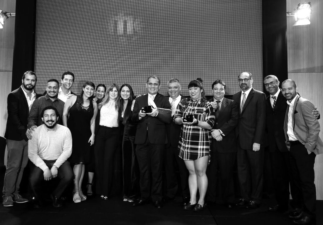 Grupo de profesionales en un escenario durante un evento