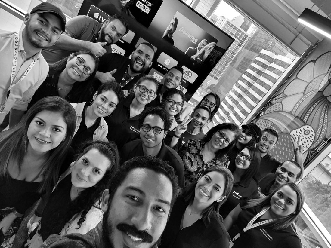 Selfie grupal de participantes al cierre de una capacitación