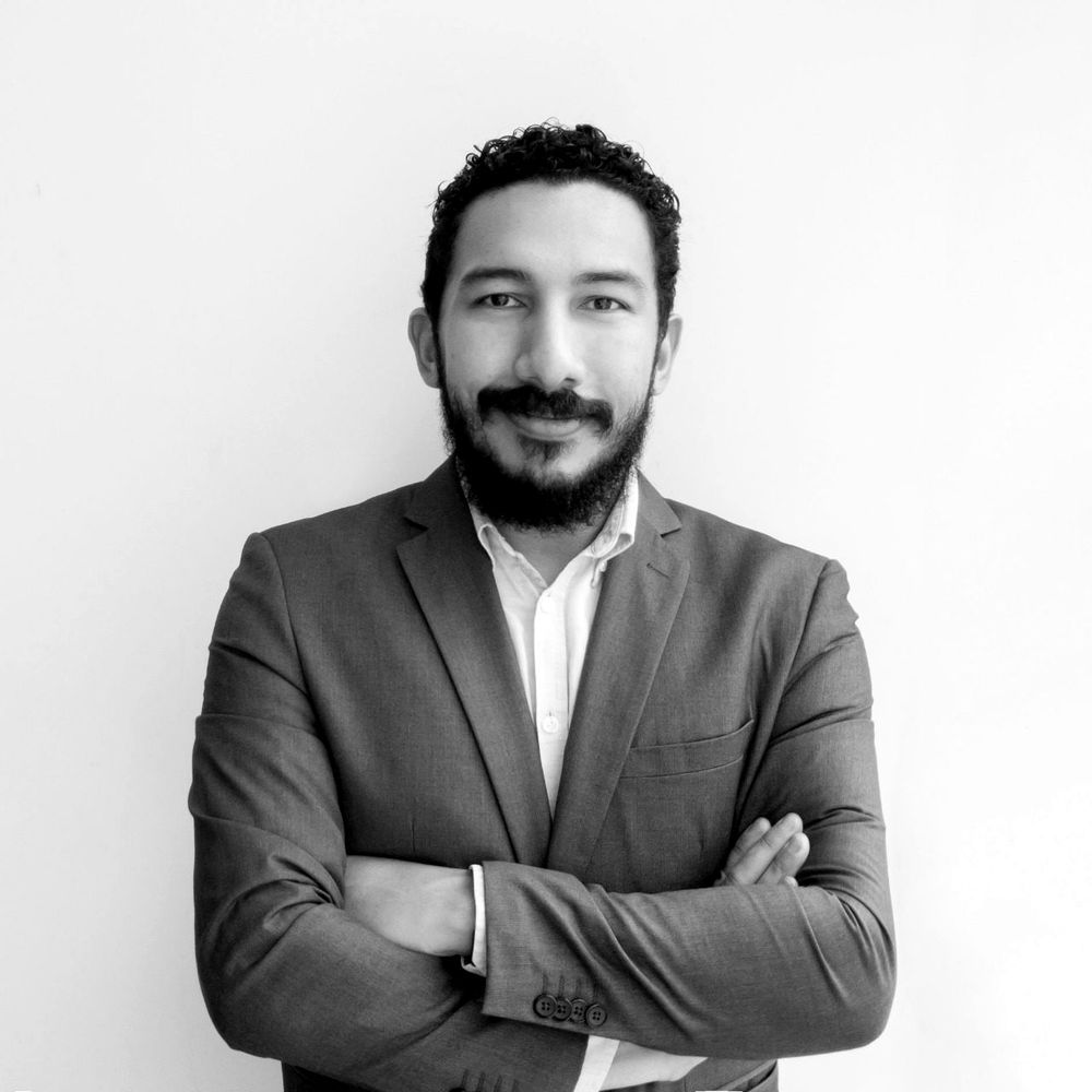 Retrato de Chris Fawcett con saco y brazos cruzados