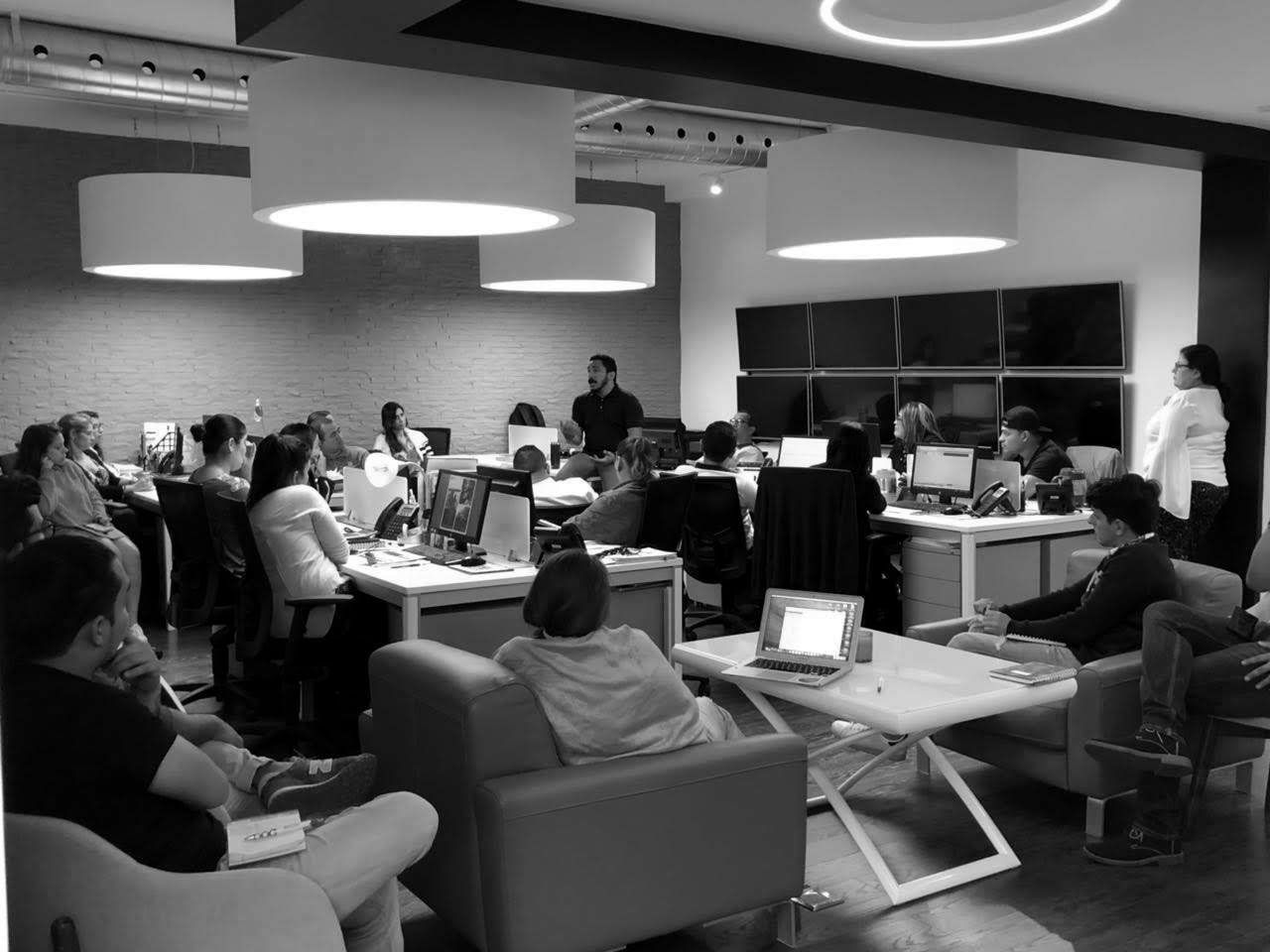 Chris Fawcett dando un taller de medios digitales a un grupo que trabaja en sus laptops
